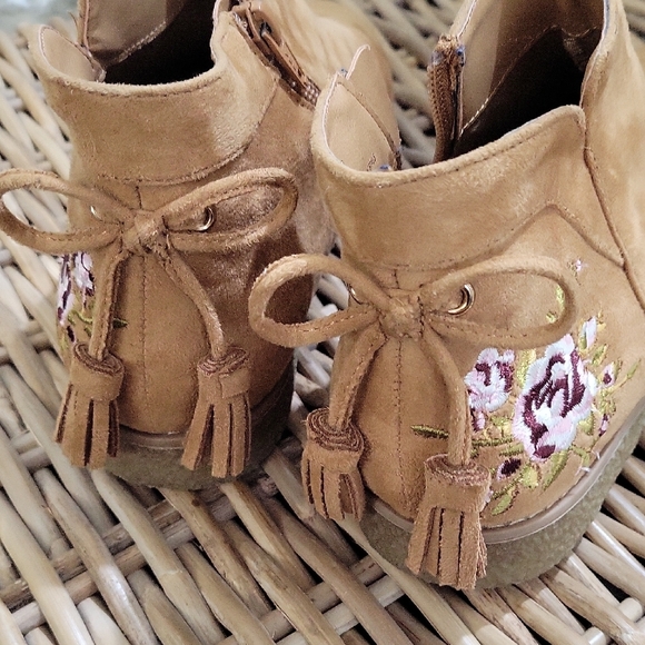 Comfort View Sienna Ankle Bootie, Womens 9.5 Tan Embroidered Heel, Zip Up - Picture 4 of 9